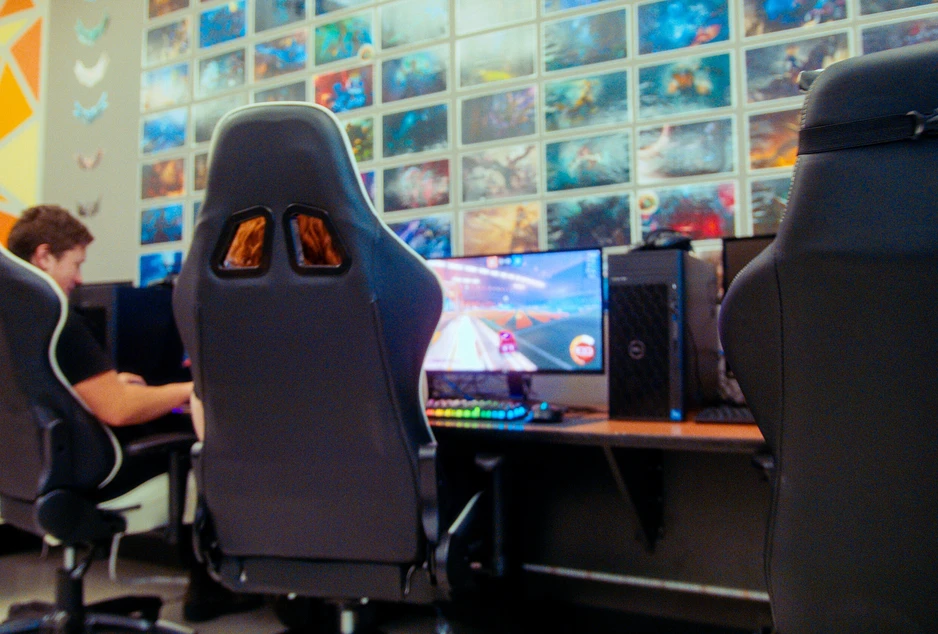 élèves assis sur des chaises de bureau qui jouent à l'ordinateur