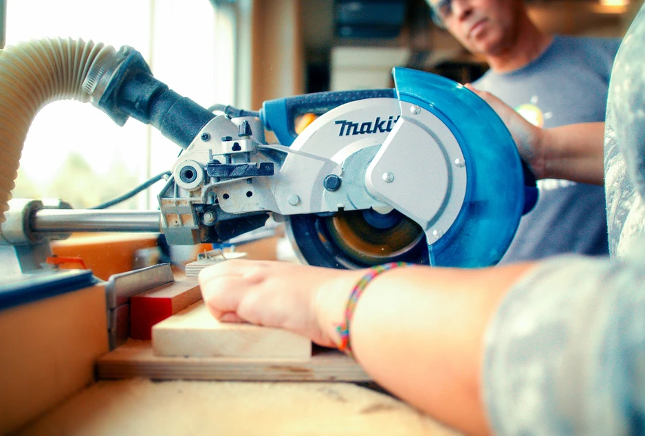 élève qui utilise une table de scie