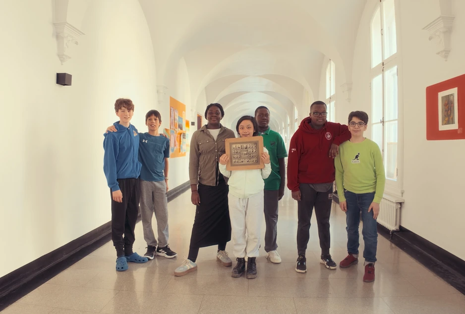 Groupe d'élèves de différentes ethnies se trouvant dans les couloirs de l'école Saint-Jean-Baptiste
