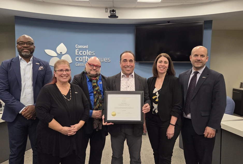 Pierre Thériault lors de la remise du certificat honneur et mérite du CECCE.