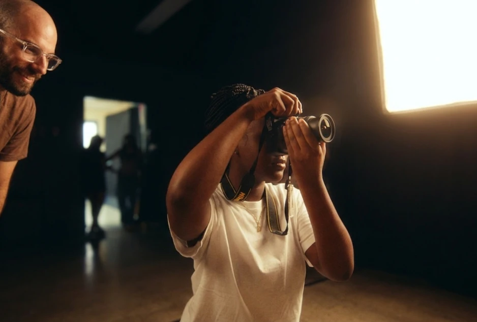 Élève pratiquant la photographie, appareil photo à la main