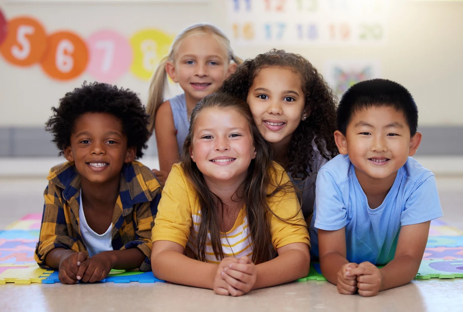 Groupe d'élèves de différentes ethnies souriants