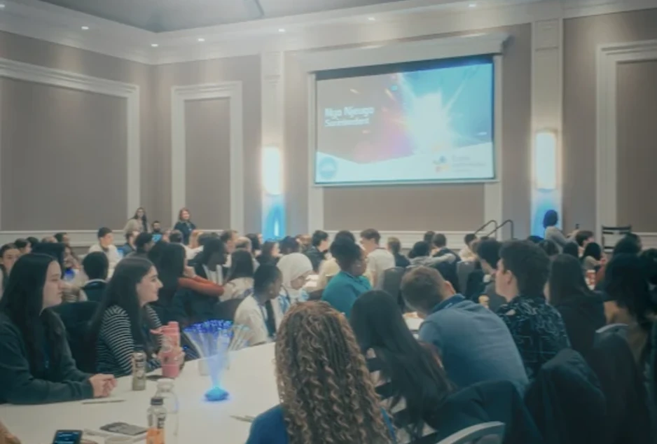 Des élèves du gouvernement des élèves du CECCE écoutent une présentation