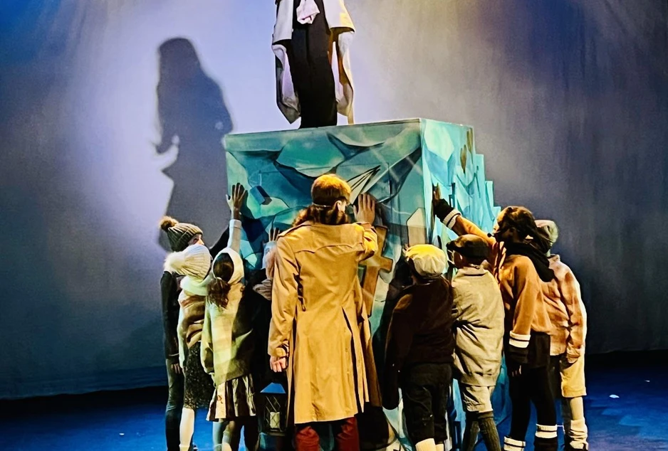 Scène d'un spectacle de comédie musicale offert par des élèves des Focus du CECCE