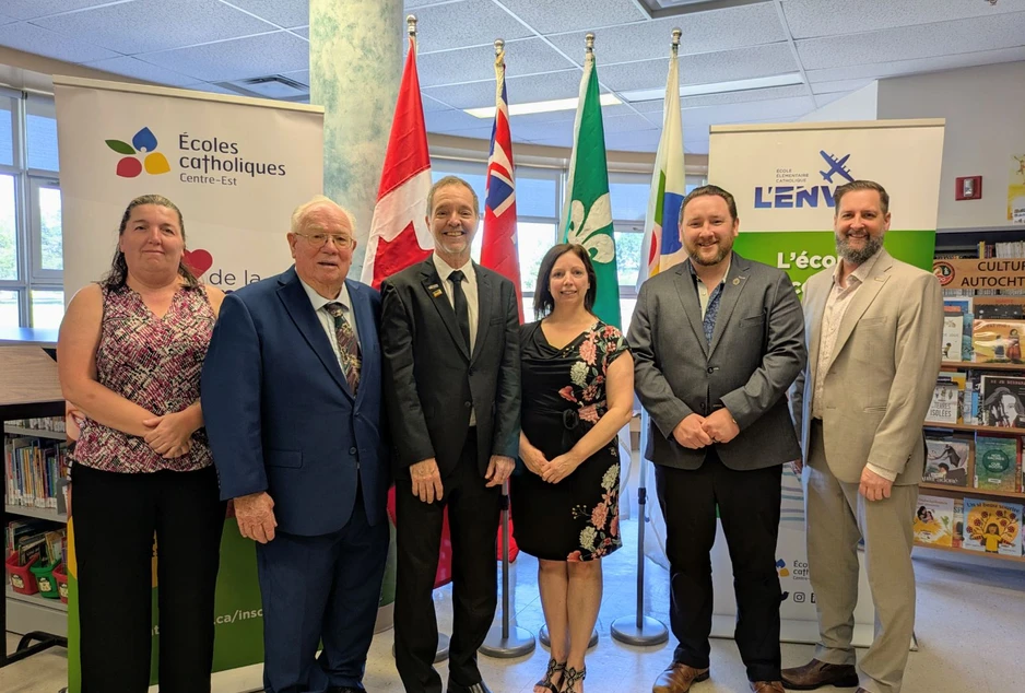 Photo officielle prise à l’École élémentaire catholique L’Envol lors de l’annonce d’un financement pour la construction d’un nouveau pavillon secondaire.