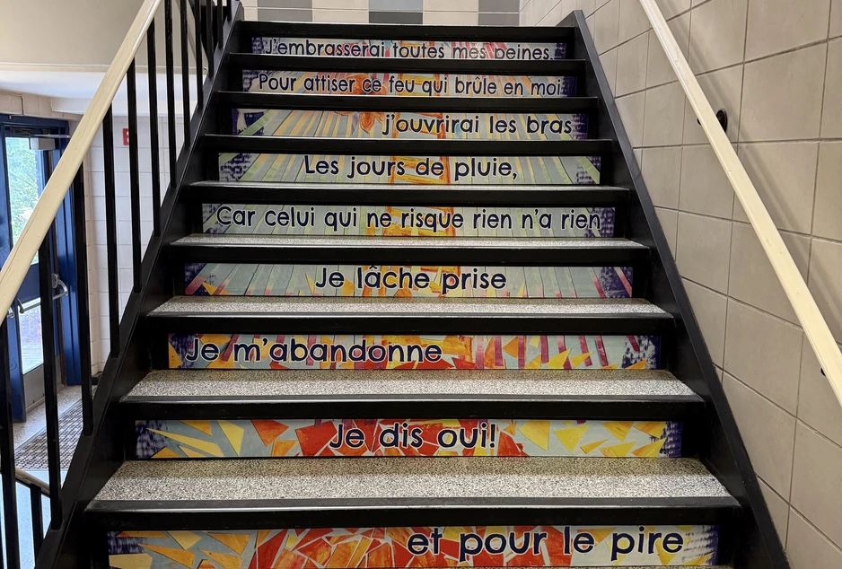**Escalier décoré d’une mosaïque artistique et de paroles inspirantes réalisées par les élèves.