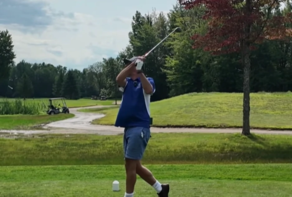 Jason Dupuis, directeur de la Fondation, effectue un coup de golf lors de la Journée de golf de la Fondation.