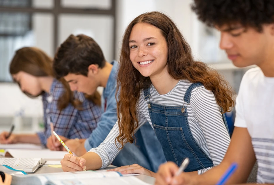 Groupe d'élèves en train d'étudier
