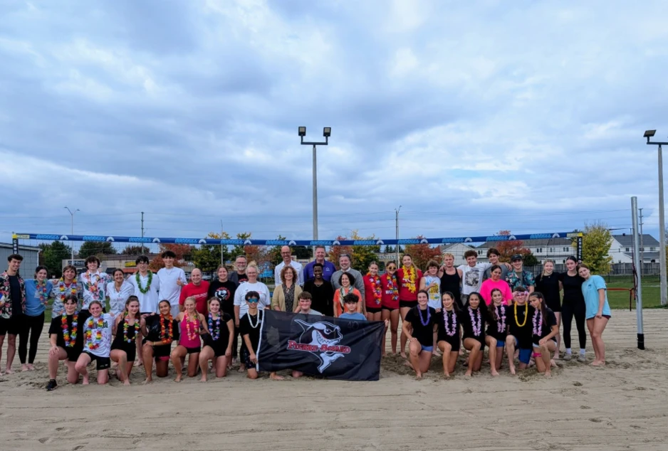 Des élèves de Pierre-Savard heureux sur le nouveau terrain de volleyball