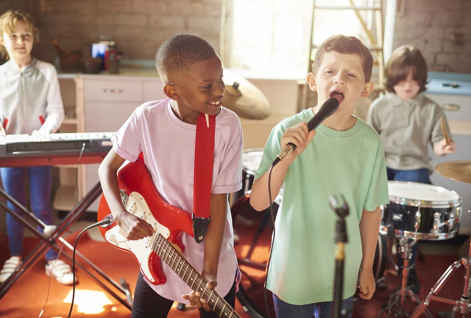 Enfants qui jouent de la musique et chantent