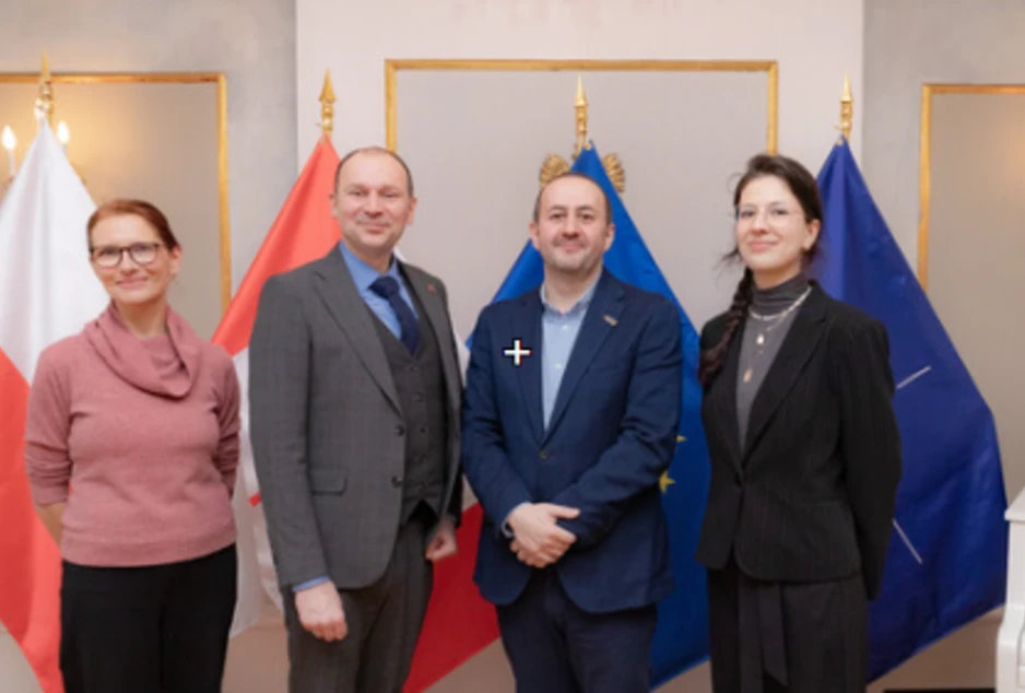 Un représentant du CECCE avec des membres de l'ambassade de la Pologne
