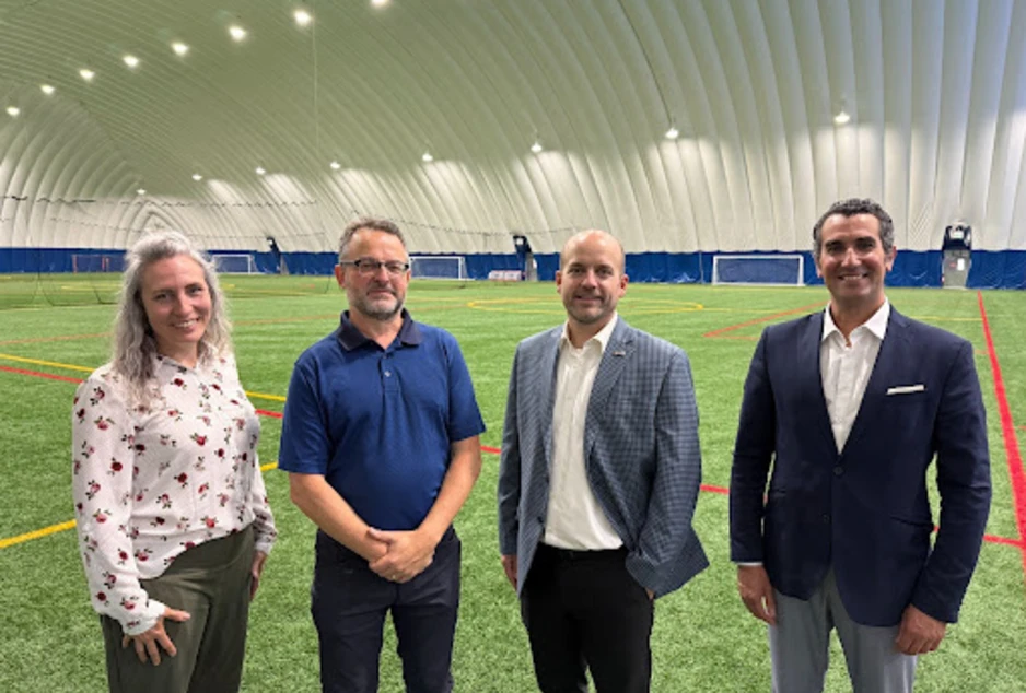 De gauche à droite : Julie Cardinal, directrice exécutive des services administratifs du CECCE; Chris Surgeoner, président d’Ottawa Footy Sevens; Marc Bertrand, directeur de l’éducation du CECCE; et Mohammed Iqbal El Kettani, direction adjointe à la planification du CECCE, lors d’une visite d’une autre installation sportive aménagée sur le terrain d’une école du CECCE. 