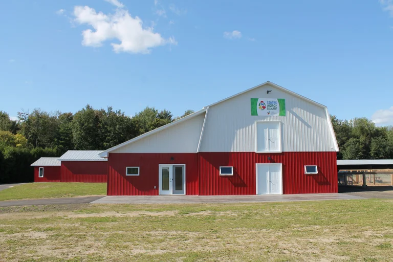 Ferme rouge et blanche