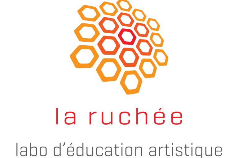 Logo La Ruchée, alvéoles orange et rouges formant une ruche avec le texte « la ruchée labo d’éducation artistique ».