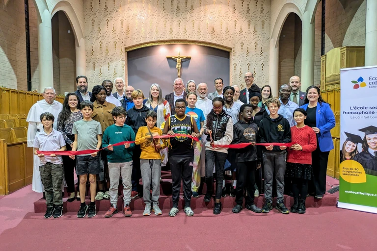 Un groupe de personnes souligent l'ouverture du Campus Saint-Jean-Baptiste