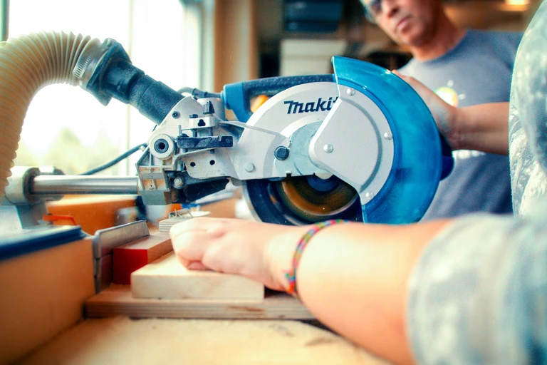 élève qui utilise une table de scie
