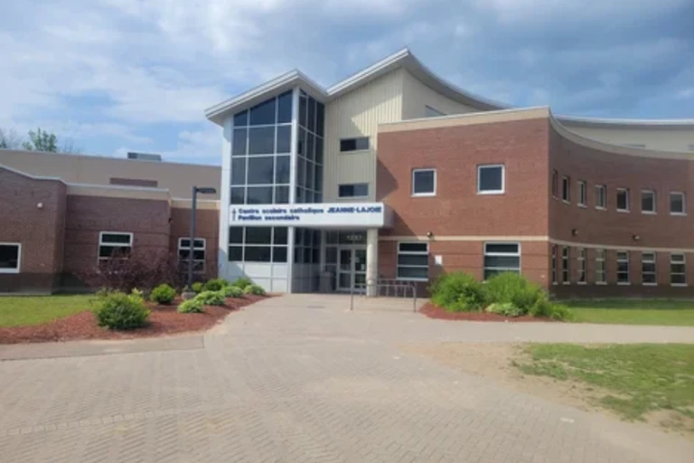 façade du centre scolaire Jeanne-Lajoie, pavillon secondaire