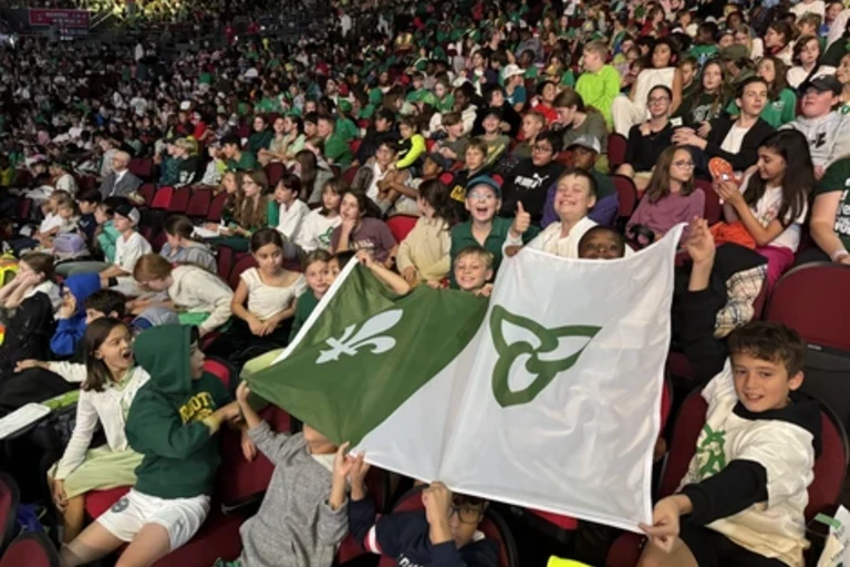 élèves à la place TD tenant ensemble le drapeau Franco-Ontarien