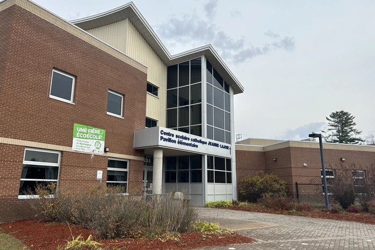 façade de l'école Jeanne-Lajoie élémentaire