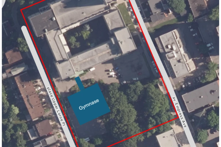 Vue aérienne du site de l’École secondaire catholique Saint-Jean-Baptiste à Ottawa, montrant les limites du terrain en rouge et l’emplacement projeté d’un gymnase.