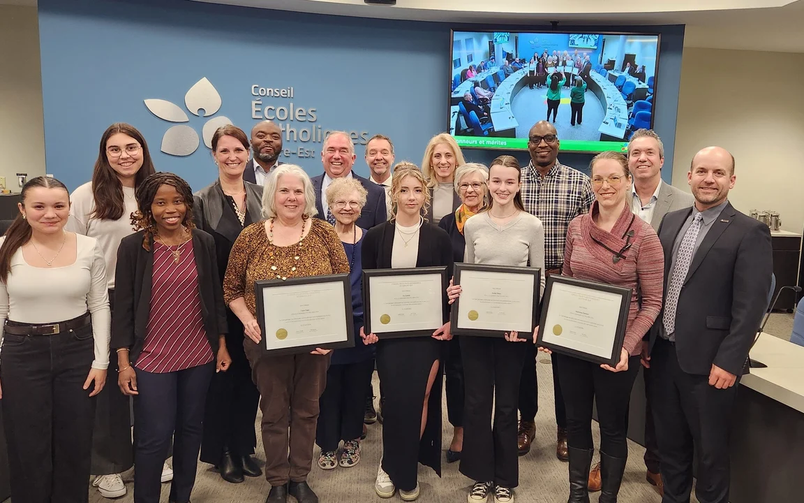 Groupe de personnes posant dans une salle du CECCE. À l’avant, quatre récipiendaires du Prix Alliées 2024 tiennent leur certificat. À l’arrière, membres du personnel et élèves les accompagnent pour souligner leur engagement envers l’inclusion.