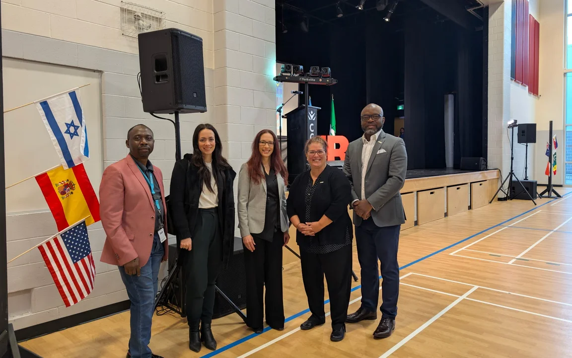 Groupe comprenant Nya Njeuga, surintendant, et Johanne Lacombe, présidente du Sommet de l'inclusion