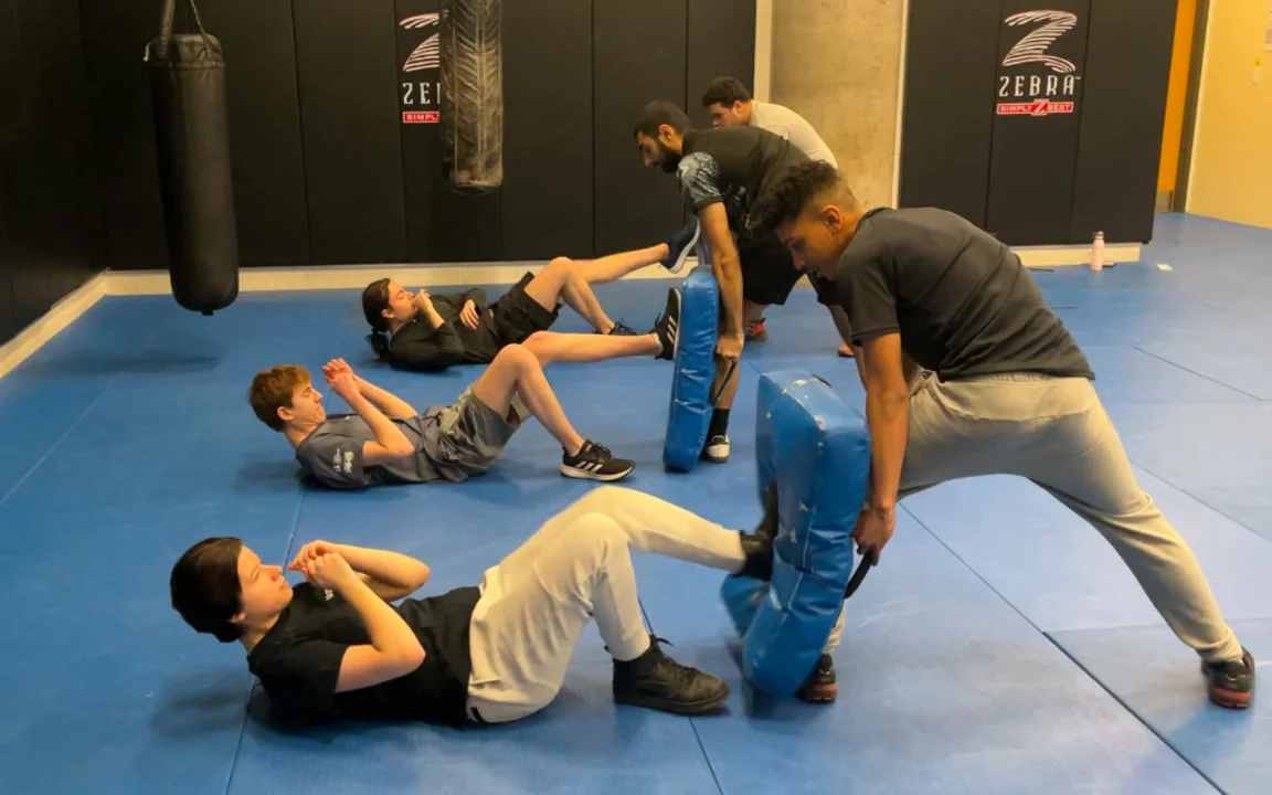 élèves dans un gymnase 