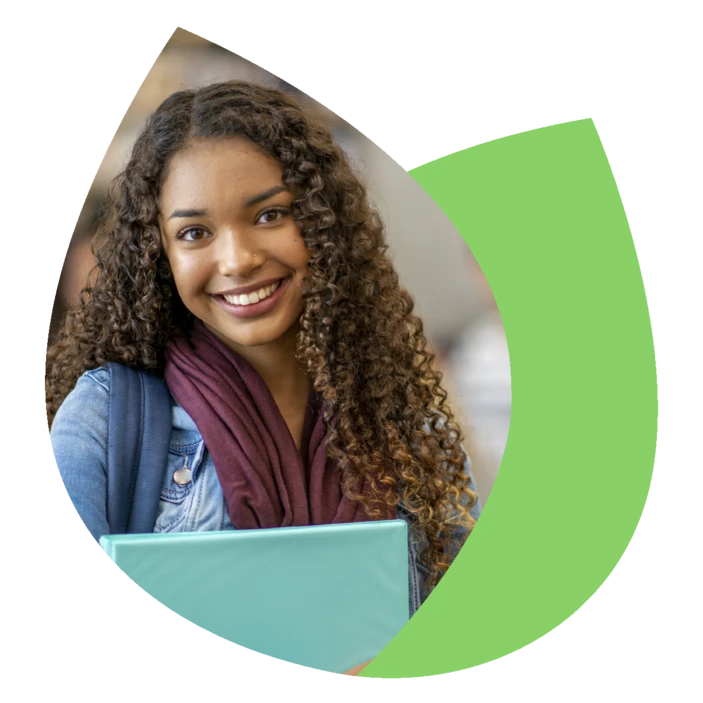 Élève souriante tenant un cartable