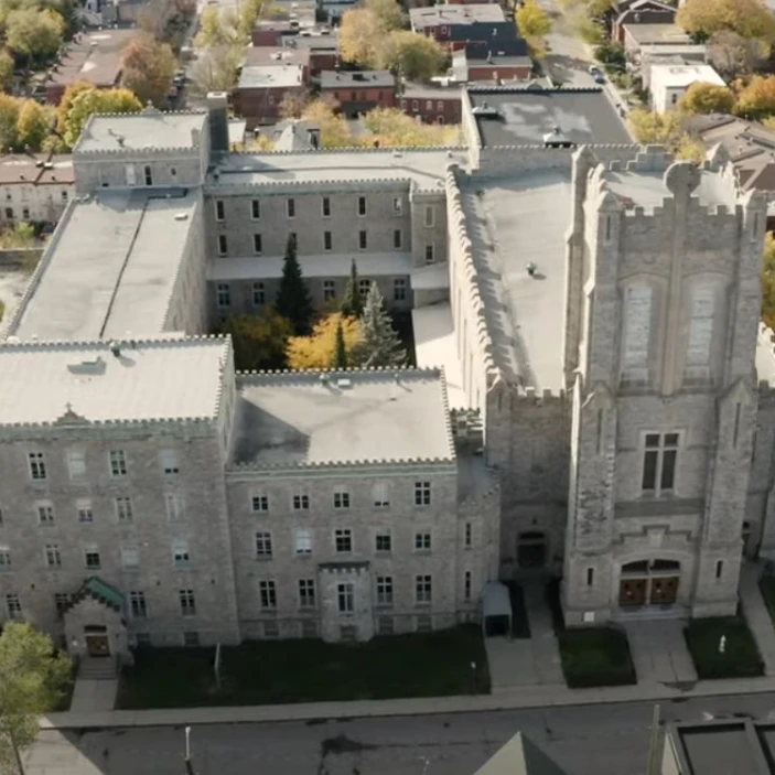 Vue aérienne de l’École secondaire catholique Saint-Jean-Baptiste à Ottawa.