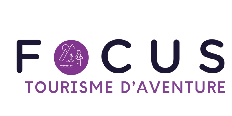 Logo « FOCUS Tourisme d’aventure » avec icône d’une personne, arbre et paysage de montagne et de rivière à l’intérieur de la lettre « O » sur fond violet.