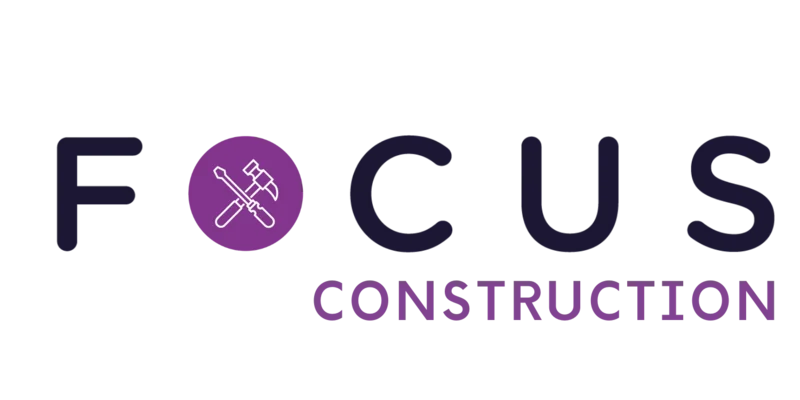Logo « FOCUS Construction » avec l’icône d’un tournevis croisé avec un marteau à l’intérieur de la lettre « O » sur fond violet.