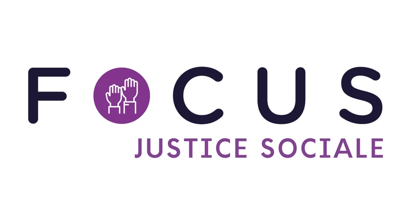 Logo « FOCUS Justice sociale » avec l’icône de deux mains levées à l’intérieur de la lettre « O » sur fond violet.
