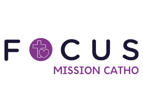 Icône formant le mot « FOCUS » avec, en guise de lettre O, un cercle violet contenant une croix et un cœur. Le texte « Mission Catho » apparaît en dessous.