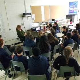 Les élèves de la 7e et 8e année du groupe DRACO de l’ÉSC Marie-Rivier ont eu l’occasion d’assister à un atelier virtuel en art dramatique.