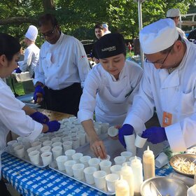 Chapeau à notre Chef exécutif, Jacques-Michel Bartura, qui a accompagné nos élèves du programme Coop et Focus en arts culinaires du Centre professionnel et technique Minto et du Collège catholique Samuel-Genest à la Sonate d'automne du gouverneur-général du Canada!  