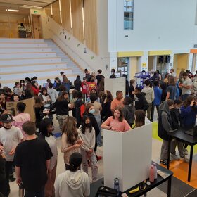 Vue d'ensemble d'élèves participant à une foire scientifique. 