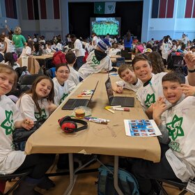 ur nos élèves de 5e année à des Pionniers qui ont participé à la Folie furieuse 