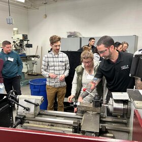 Des teliers en entretien automobile et en usinage 