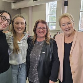 ! La présidente Johanne Lacombe, la surintendante Marie-France Paquette, Camille et Michelle, élèves à l’ École secondaire catholique Béatrice-Desloges ont eu l’honneur, hier, d’échanger avec Pauline Marois