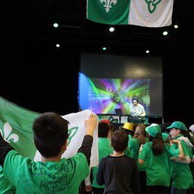 élèves de dos avec le chandail vert et drapeau franco-ontarien
