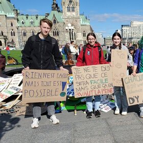 élèves à la marche pour le climat à ottawa