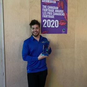Félicitations à l'École secondaire catholique Pierre-Savard pour leur Prix canadien Fairtrade dans la catégorie Militant Fairtrade. 😮👏🏆🎉  C'est Emanuel Lukawiecki, un ancien élève de l’ École secondaire catholique Pierre-Savard, qui a reçu le Prix canadien 🇨🇦 au nom de l’école lors de la cérémonie annuelle de remise des prix organisée par Fairtrade Canada. 