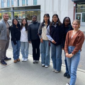 Un groupe d'élèves devant une école.