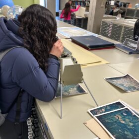 Une élève examine quelque chose de près