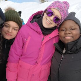 Un groupe d'élèves à l'extérieur l'hiver