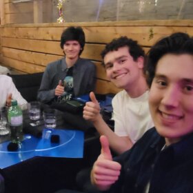 4 élèves souriants autour d'une table