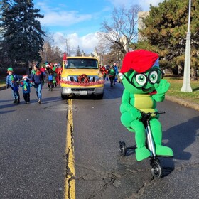 Camille La Chenille à la parade de Noël du CECCE