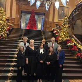 Johanne Lacombe reçoit la médaille de l’Ordre de la Pléiade