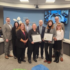 Mme Chantal Denis, enseignante en maternelle-jardin à École élémentaire catholique des Pionniers et Mme Suzanne Gatien, enseignante de 1re année à l’ École élémentaire catholique Sainte-Marie ont toutes deux reçu un certificat de mérite dans le cadre du Prix du Premier ministre pour l'excellence en enseignement.
