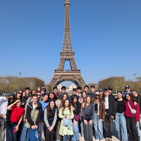 Groupe d'élèves devant la Tour Eiffel à Paris